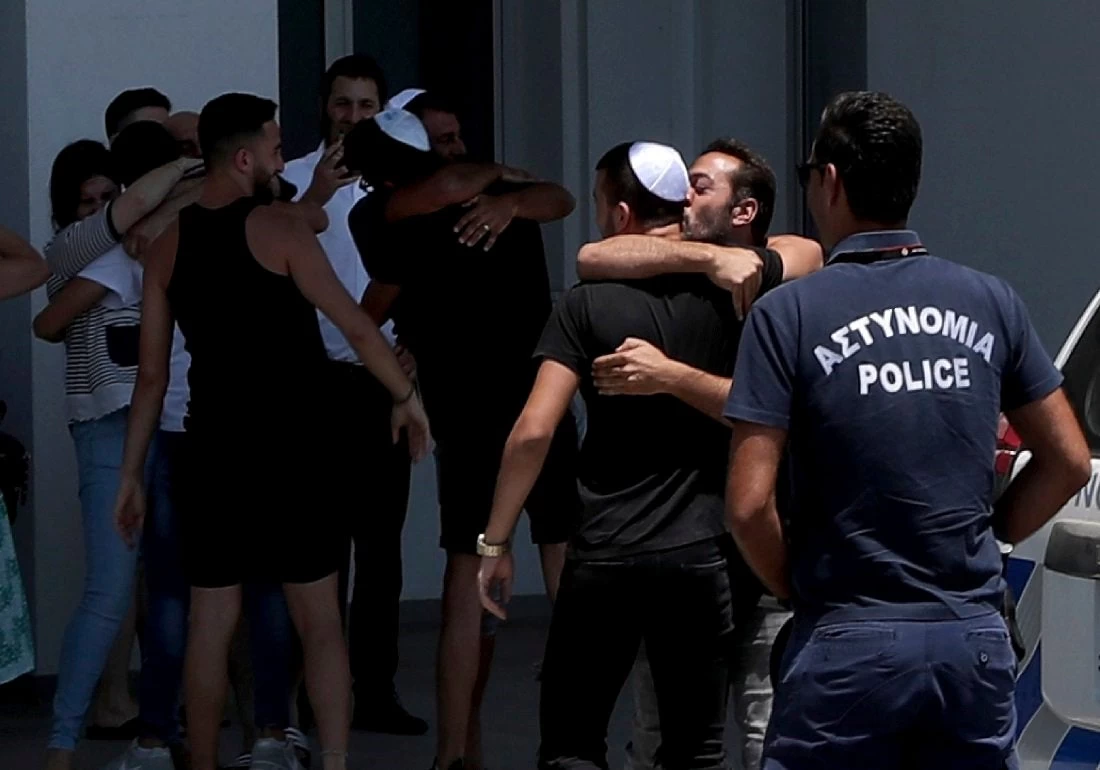 Ενώπιον Δικαστηρίου η 19χρονη Βρετανίδα μετά την ανατροπή στην υπόθεση του ομαδικού βιασμού